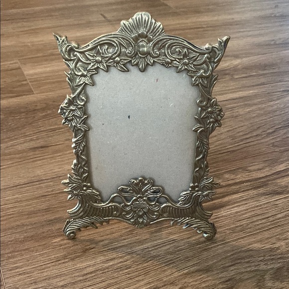 VTG brass red velvet back easel frame. Ornate heavy Victorian French country - Picture 1 of 7